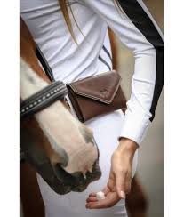 Elle apparaît pour la première fois dans l' odyssée , où elle est présentée comme l'épouse fidèle. Penelope Leprevost Phone Pocket Havana