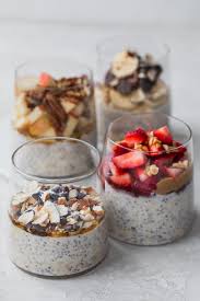 Swolverine clean carbs and vanilla whey isolate form a solid macro base while unsweetenened almond milk and plain greek yogurt keep the carbs low and the protein high so you can enjoy this breakfast treat any day of the week! Easy Overnight Oats Feelgoodfoodie
