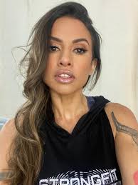 Estuve donde tú estás Y no te puedo decir que no duele Porque duele y hasta  te duele el respirar, hasta que un día todo pasa y el pasado se queda atrás,