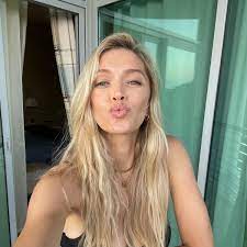 Композитор приехал на работу к певице. Vera Brezhneva Podelilas Arhivnym Foto Sdelannym V Pionerskom Lagere Vokrug Tv
