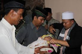 Apabila adat menyambut kelahiran diadakan oleh salah satu perumahan di sesebuah kampung, penduduk kampung berdekatan turut berkunjung untuk mengambil bahagian atau sekadar memberi tegur sapa. Web Admin Salam Aqiqah