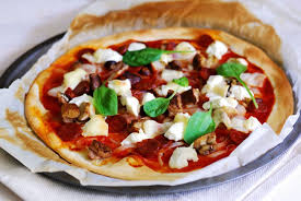 Pizza Au Chorizo A La Ricotta Et Aux Champignons Commoncook Pizza Chorizo Ricotta Chorizo