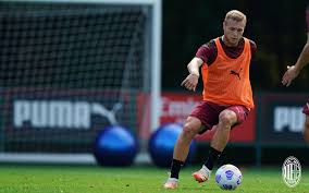 Tommaso pobega (born 15 july 1999) is an italian professional footballer who plays as a midfielder for serie a club spezia, on loan from milan club career milan. Pobega I M Coming Back With Desire To Show What I Ve Learned Going Into The First Team Locker Room Was Exciting Rossoneri Blog Ac Milan News