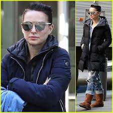 Natalie portman looks completely unrecognizable with silver short hair in the trailer for her film, 'vox lux.' see what portman looks like dressed as a rockstar for her latest role. Natalie Portman Looks Edgy With Short Hair While Filming Vox Lux In Nyc Natalie Portman Just Jared