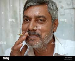 Indischer mann raucht -Fotos und -Bildmaterial in hoher Auflösung