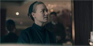 Dans une société dystopique et totalitaire au très bas taux de natalité, les femmes sont divisées en trois catégories : La Servante Ecarlate Saison 2 Episode 9 Smart Power Resume Detaille