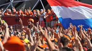 Fans können die bundesliga zwar über andere europäische sender sehen. Holland Gegen Deutschland Die Fans Feiern Friedlich Sport Faz