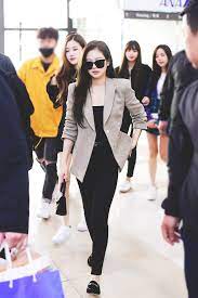Fortunately, the ladies of blackpink always has fresh comfy styles to get. Jennie Airport Jennie Kimjennie Blackpink Gaya Model Pakaian Korea Gaya Busana Pakaian Feminin
