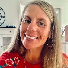 Stephanie Knouse's Instagram, Twitter & Facebook