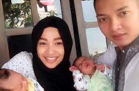 Penyanyi dangdut nella kharisma dan dory harsa tampil mesra di video musik banyu moto yang trending nomor satu di youtube. Jadi Ibu Sambung Nella Kharisma Dipanggil Ini Sama Anak Anak Dory Harsa Matamata Com