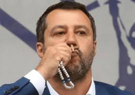 Salvini non solo crede alla Befana ma a Babbo Natale. Come si vedrà