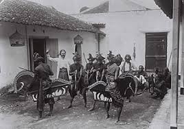 Tampak pemain kuda lumping.kuda lumping juga disebut jaran kepang atau jathilan adalah tarian tradisional jawa menampilkan sekelompok prajurit tengah menunggang kuda. Kuda Lumping Wikipedia