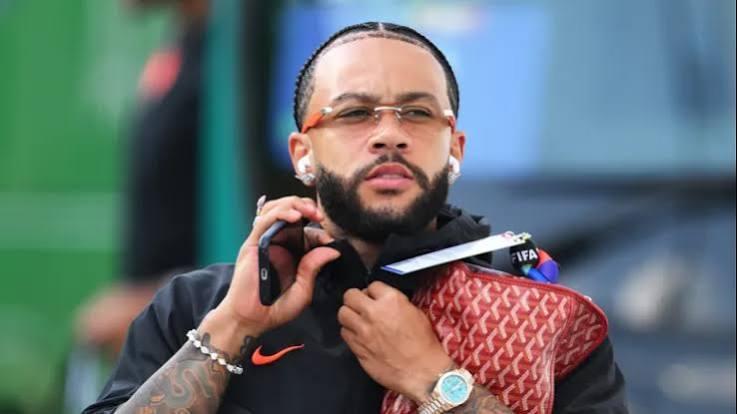 Dívida milionária e pedido de férias: os bastidores da renovação de Memphis Depay no Corinthians