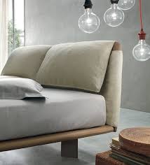 In legno in pelle o in tessuto la testata letto matrimoniale e la scelta perfetta. Letto Matrimoniale In Pelle Con Testiera Imbottita Cuddle By Alivar Design Angeletti Ruzza Design Idee Letto Camera Da Letto Idee Testiera Imbottita