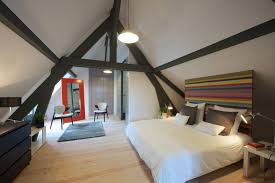 Amenager Un Lit En Sous Pente Suite Vivaldi Chateau De Baylac Maison D Hotes Maison Deco Combles