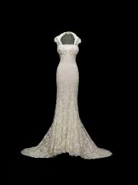 A noi piace realizzare i sogni di chi si sente unica, come una diva anni 50! Pronovias La Storia Dell Abito Da Sposa In 50 Anni Blog Di Moda