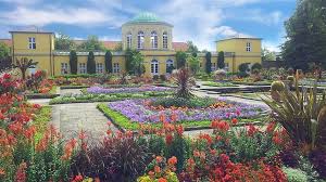 Die von einer graft umschlossene 50. Titanwurzblute Im Berggarten Hannover Herrenhausen
