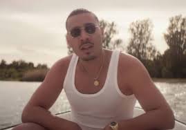 Ist bald sogar ein feature mit xavier naidoo drin? Apache 207 Boot Outfit Jogginghose Uhr Sonnenbrille Sneaker Hemd