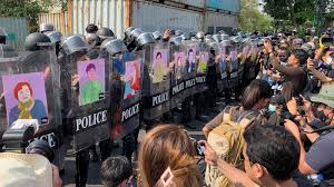 ตำรวจควบคุมฝูงชน 3 กองร้อย กระชับพื้นที่บนถนนพระราม 5 รื้อสิ่งปลูกสร้างที่ตั้งหมู่บ้านทะลุ. V3ooma6ayspcem