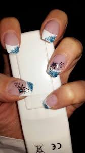 French Weiss Mit Glitzer Turkis Und Auf Dem Ringfinger Und Daumen Eine Schwarze Blume Mit Steinchen Ringfinger Schwarze Blumen Finger