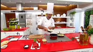 He is assisted by his sister. K Arguinano En Tu Cocina Pollo Asado Con Pisto De Champinones Y Cous Cous Youtube