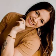 Jenna Poppe's Instagram, Twitter & Facebook