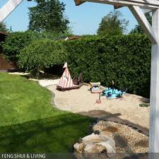 Die Sandkiste Fur Die Kids Wurde Bodentief Barrierefrei Angelegt Maritime Thematik Mit Schiff Und Wasserstein Geschwu Garten Garten Spielplatz Garten Ideen