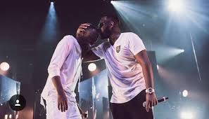 La Celebre Maitre Gims Avec Le T Shirt Cambridge Richardvalentine Disponible Sur Www Richard Valentine Com Et 29 R Maitre Gims Chanteurs Celebres Celebrations