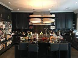La veuve de la rock star a reçu « le point » dans leur maison de los angeles. La Cuisine De Laeticia Et Johnny Hallyday A Los Angeles Maison Los Angeles Maison Interieur Maison