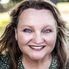 Shelly Davis's Instagram, Twitter & Facebook