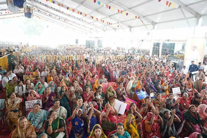 फूलों का तारों का...,' गाते-गाते सीएम डॉ. मोहन ने लाड़ली बहनों को दिया गिफ्ट, 1500 के साथ मिला 250 रुपये का शगुन