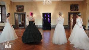 Auf den perfekten mix aus gepflegt, elegant und zurückhaltend kommt es bei der maniküre der nägel an. Die Schonste Braut Diese Vier Frauen Stellen Sich Ihre Traum Braut Outfits Zusammen