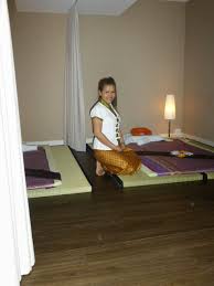 hier fuhren wir die traditionelle thai massage durch viel platz fur kunde und therapeutin massage traditionell bali