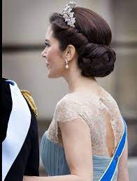 40 Bridal Makeup Ideas To Help You Look Stunning On The Big Day Tiara Hairstyles Bride Hairstyles Hair Inspiration