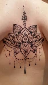Los tatuajes en el pecho pueden ser realmente extensos, comenzando desde los hombros y llegando hasta la altura de los senos. Mandala Flor De Loto Tatuaje Debajo De Los Senos Novocom Top