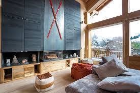 Interesnoe Sovremennoe Shale S Krasnymi Lyzhami I Panoramnym Oknom V Alpah Foto Idei Dizajn Wooden Cottage Chalet Wooden Design