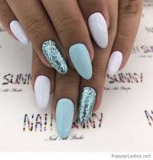 Weisses Und Blaues Nageldesign Mit Glitzer Sommernagel Blue Glitter Niedliches Nageldesign In 2020 Blaue Nageldesigns Nageldesign Glitzer Sommernagel