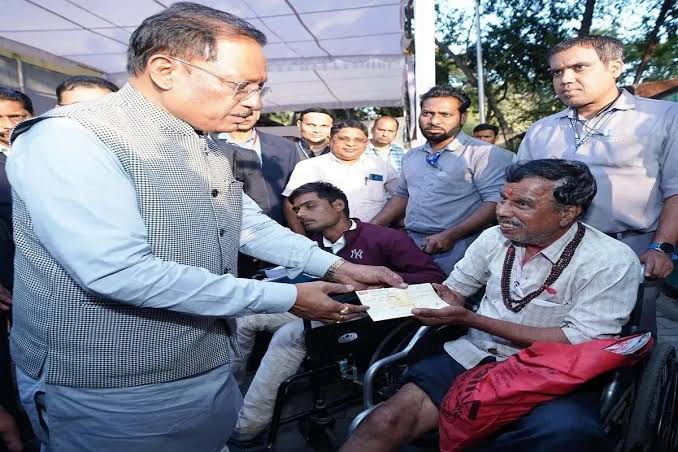 संवेदनशील शासन की मिसाल: जनदर्शन में मुख्यमंत्री विष्णु देव साय ने मौके पर  सुलझाईं समस्याएँ | An Example Of Sensitive Governance Chief Minister Vishnu  Dev Sai Resolved Problems ...