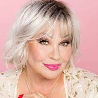 Harvinainen kuva: Hannele Lauri poseeraa poikansa kanssa