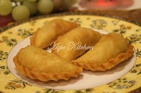 Setelah menyiapkan teras dan pastri, dia membantu saya untuk kelip karipap begitu siap. Karipap Sardin Yang Diidam Idamkan Azie Kitchen
