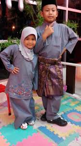 Baju kurung ( باجو كوروڠ ) merupakan pakaian tradisional suku melayu di berbagai negeri seperti malaysia, indonesia, singapura, malaysia, brunei darussalam, serta thailand. Baju Kurung Baju Raya Sedondon Baju Kanak Kanak Mas Amirah Butik