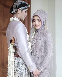 Inspirasi baju berpasangan warna putih ala oki setiana dewi dan suami ini cantik sekali bukan? 30 Model Kebaya Pengantin Modern Muslim Terbaru 2020 Bergaya