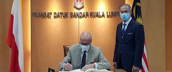 Datuk bandar kuala lumpur) is the chief executive for the local government of kuala lumpur, the capital and largest city of malaysia.each year, the mayor of kuala lumpur presents the kuala lumpur city budget to the kuala lumpur city hall. H E Ambassador Krzysztof Debnicki Meeting With The New Mayor Of Kuala Lumpur Poland In Malaysia Gov Pl Website