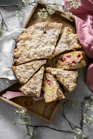Pistazien drauf streuen und servieren. An Die Kaffeetafel Einfacher Himbeer Baiser Kuchen Mit Streuseln Tinastausendschon