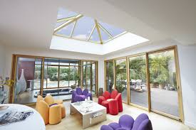 Un Interieur Contemporain Et Chaleureux Grace A Des Associations Bien Pensees Murs Blancs Mobiliers Design Parquet E Fenetre En Bois Mobilier Design Maison