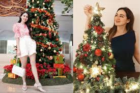 Ada 3 pohon natal sedang dipajang di toko. Pohon Natal