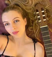 𝒽𝒶𝓋𝑒 𝒸𝑜𝓊𝓇𝒶𝑔𝑒 𝒶𝓃𝒹 𝒷𝑒 𝓀𝒾𝓃𝒹🪄 . . . . . . . #cinderella  #quote #selfie #kind #musician #guitariste #gitarista #muzičar #serbiangirl