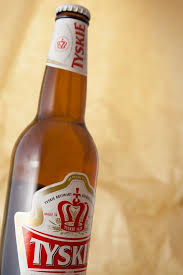 Disfrutar Una Tyskie En Polonia Su Lugar De Origen Aprende Mas En Decervezasporelmundo Com Beer Hot Sauce Bottles Love Your Family