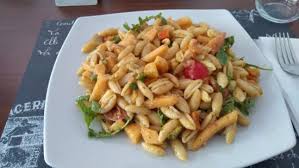 La pasta al salmone è uno dei pochi piatti a base di pesce che piace quasi a tutti, anche a chi il pesce non lo ama particolarmente. Pasta Fredda Con Salmone Affumicato Melone E Verdure Varie Foto Di Ristorante Pinseria Infinito Roma Tripadvisor