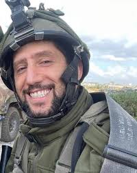 כמו איזה עינוי מתמשך אנחנו ממשיכים לקבור את מתינו. הפנים היפות של הישראלים  הטובים ביותר, בעלי משפחות שהאומה קראה להם מחייכים אלינו בפעם האחרונה מבעד  לתמונות, ואנחנו מצדיעים להם בכאב נורא. שובאל